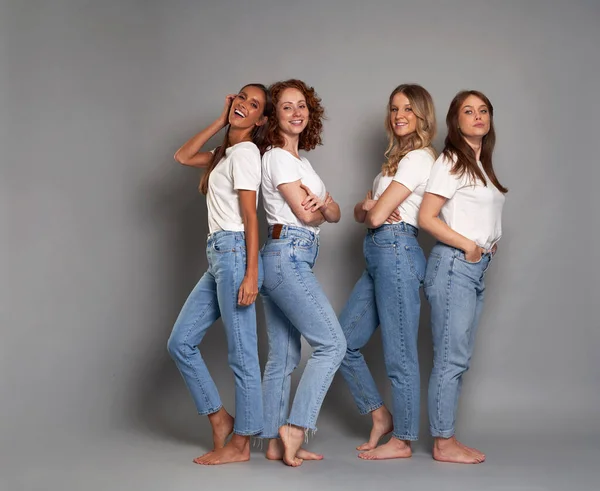 Full Längd Fyra Unga Kaukasiska Kvinnor Bär Blå Jeans Och — Stockfoto