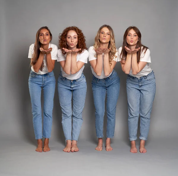 Cuatro Mujeres Caucásicas Jóvenes Con Pantalones Vaqueros Azules Camiseta Blanca — Foto de Stock