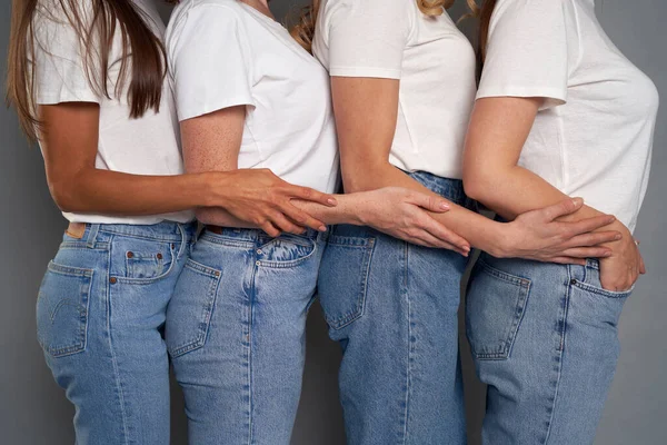 Sidovy Tre Unga Kaukasiska Kvinnor Bär Blå Jeans Och Vit — Stockfoto