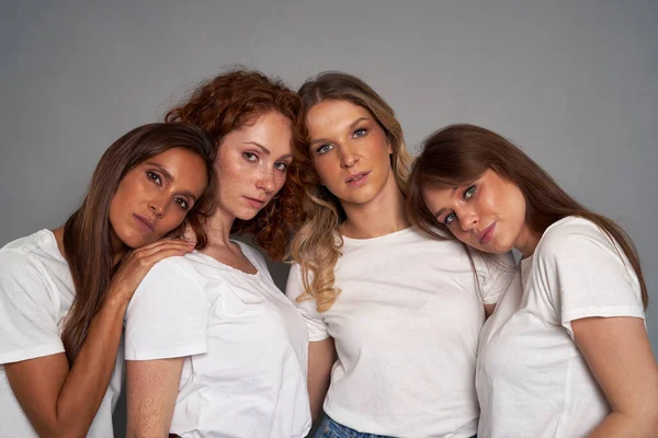 Quatro Jovens Mulheres Caucasianas Vestindo Jeans Azuis Tshirt Branca Fundo — Fotografia de Stock