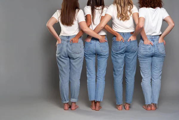 Vista Posterior Tres Mujeres Caucásicas Jóvenes Con Pantalones Vaqueros Azules —  Fotos de Stock
