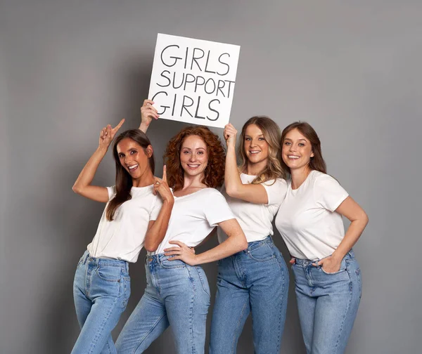 Cuatro Mujeres Caucásicas Jóvenes Con Pantalones Vaqueros Azules Camiseta Blanca — Foto de Stock