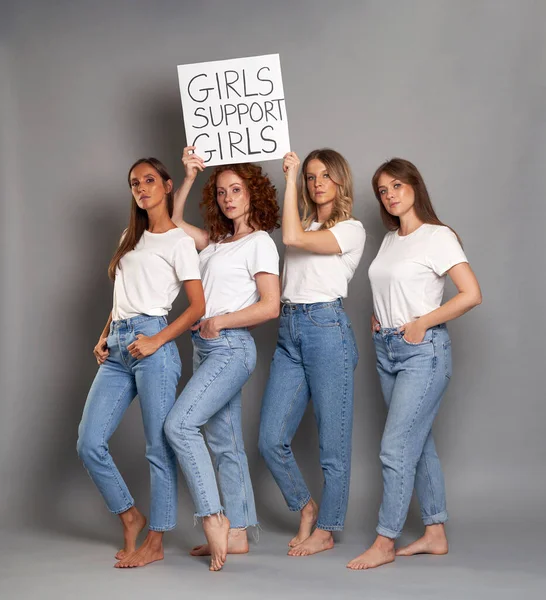 Fyra Unga Kaukasiska Kvinnor Bär Vit Tröja Och Håller Banderoll — Stockfoto