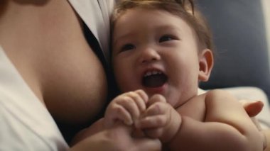 Annem emzirdikten hemen sonra Asyalı bebekle oynuyor. 8K 'da kırmızı helyum kamerayla çekildi.. 