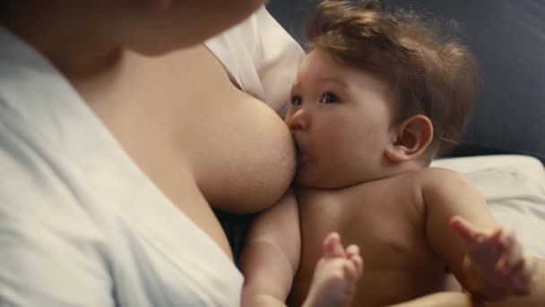 Unghiul Aproape Înalt Copil Asiatic Alăptat Mamă Impuscat Camera Heliu — Videoclip de stoc
