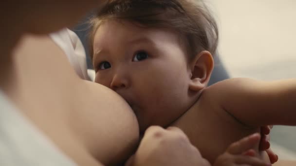 かわいいアジアの赤ん坊は母親に母乳を与えます 8Kでレッドヘリウムカメラで撮影 — ストック動画