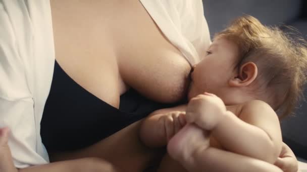 从亚洲出生的婴儿中脱颖而出 由母亲喂奶 用腿玩耍 用8K的红色氦相机拍摄 — 图库视频影像