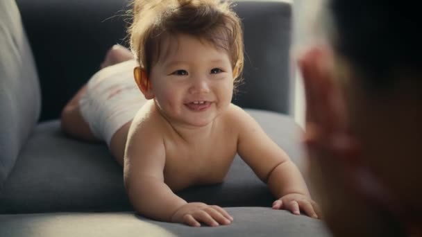 Asiatisches Kleinkind Liegt Auf Dem Sofa Und Sieht Seine Mutter — Stockvideo