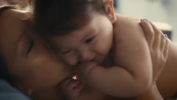 Aproape Mama Asiatică Jucându Băieţelul Impuscat Camera Heliu Red — Videoclip de stoc