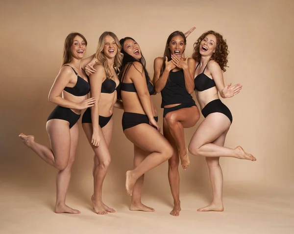 Grupp Glada Kvinnor Svarta Underkläder Som Står Och Ler Mot — Stockfoto