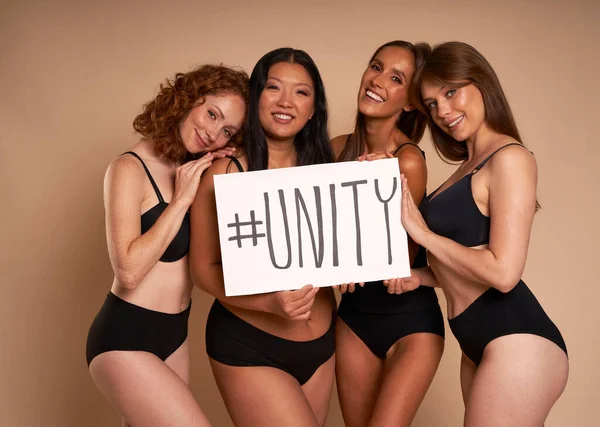 Çamaşırlı Bir Grup Kadın Kameraya Bakıyor Pankart Tutuyor — Stok fotoğraf