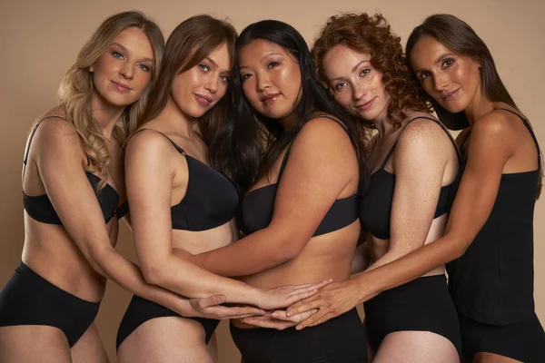 Grupp Kvinnor Svarta Underkläder Som Förenas Och Ler Mot Kameran — Stockfoto