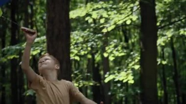 Kızıl çocuk oyun alanında uçurtmayla iyi eğlenceler. 8K 'da kırmızı helyum kamerayla çekildi..  