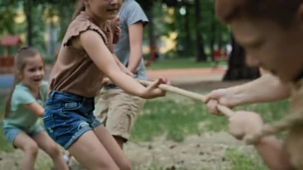Група Кавказьких Дітей Які Грають Буксирі Війни Знімок Гелієвою Камерою — стокове відео