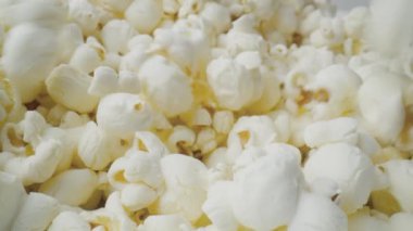 Patlamış mısırın makro videosu. 8K 'da kırmızı helyum kamerayla çekildi..  