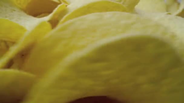 Макро Відео Картопляних Чіпсів Обертаються Мисці Знімок Гелієвою Камерою Red — стокове відео