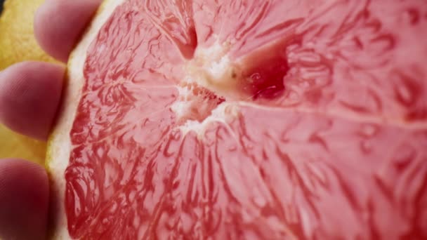 Greyfurttan Meyve Suyu Sıkarken Çekilmiş Makro Video Kırmızı Helyum Kamerayla — Stok video