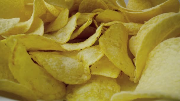 Patates Cipslerinin Kaseye Düşüşünün Makro Videosu Kırmızı Helyum Kamerayla Çekildi — Stok video