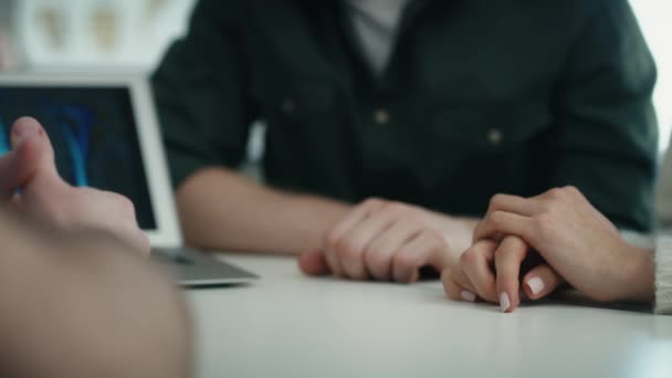 Mãos Casal Heterossexual Irreconhecível Apoiar Uns Aos Outros Durante Discussinf — Vídeo de Stock