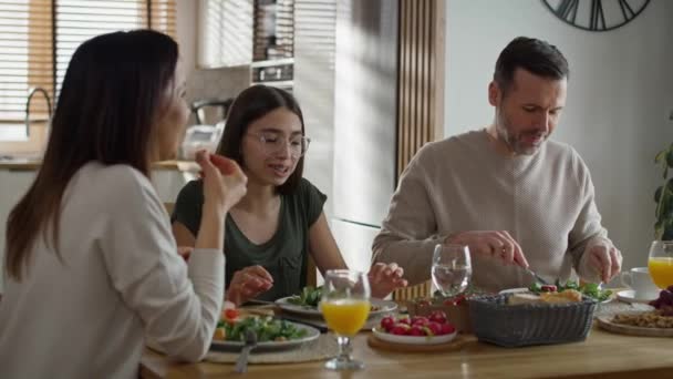 Biała Rodzina Trojga Dzielących Się Jedzeniem Śniadaniowym Nakręcony Aparatem Hel — Wideo stockowe