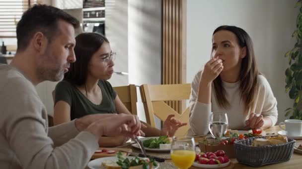Blanke Familie Van Drie Die Samen Ontbijten Opgenomen Met Red — Stockvideo