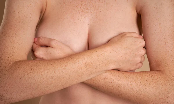 Onherkenbare Naakte Vrouw Die Haar Borst Bedekt Met Handen — Stockfoto