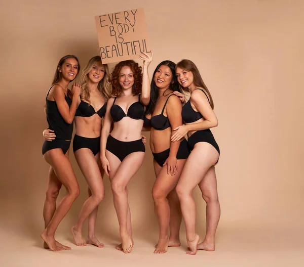 Grupp Kvinnor Underkläder Tittar Kameran Och Håller Banderoll — Stockfoto