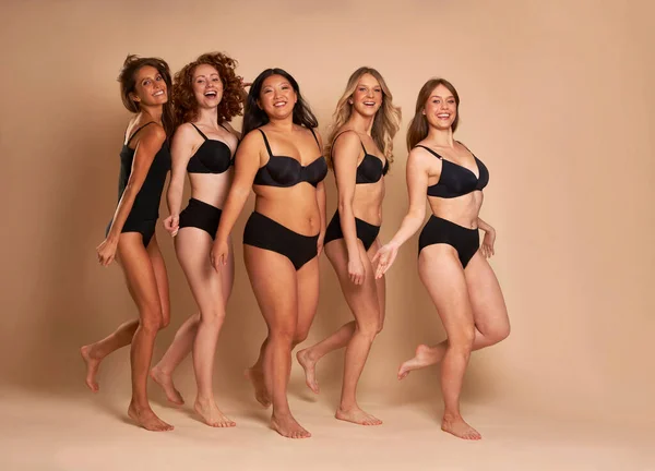 Grupp Glada Kvinnor Svarta Underkläder Som Står Och Ler Mot — Stockfoto