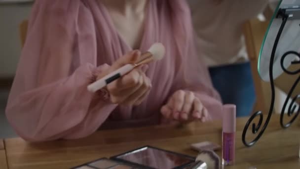 Beyaz Bir Kadın Kızına Mezuniyet Balosu Için Nasıl Makyaj Yapacağını — Stok video