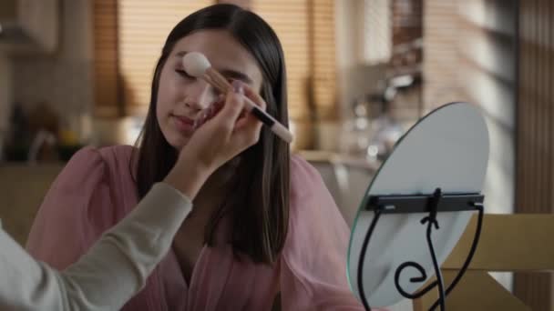 Femeie Caucaziană Care Învaţă Fiică Cum Revanşeze Oglindă Impuscat Camera — Videoclip de stoc