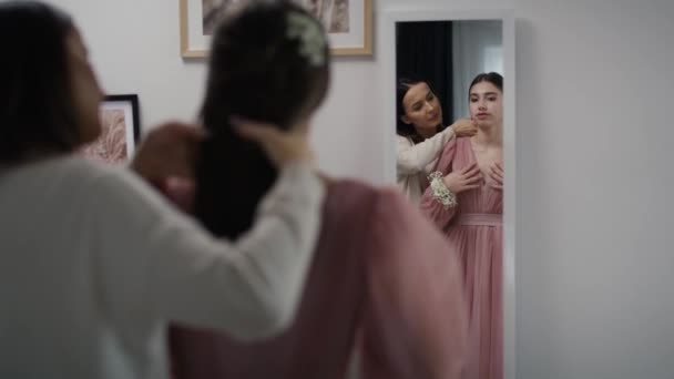 Lustro Odbicie Kaukaskiej Matki Córki Sukience Przed Balem Nakręcony Aparatem — Wideo stockowe