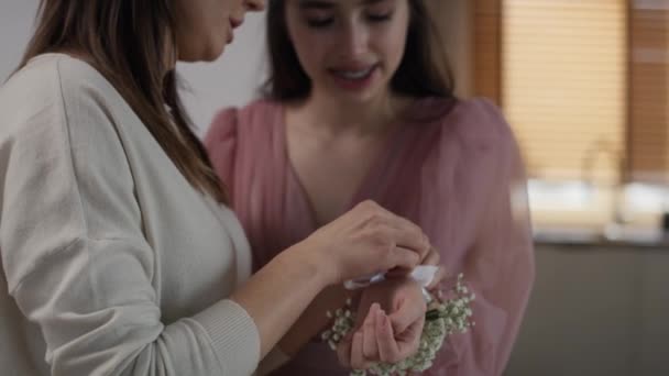 Zoom Białej Kobiety Nakładającej Kwiaty Nadgarstek Dziewczyny Przed Balem Nakręcony — Wideo stockowe