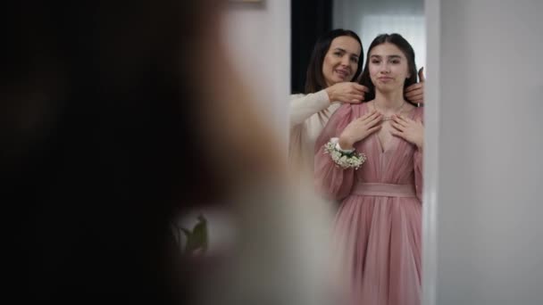 プリズム前の赤いドレスを着た白人の母親と娘の鏡像 8Kでレッドヘリウムカメラで撮影 — ストック動画