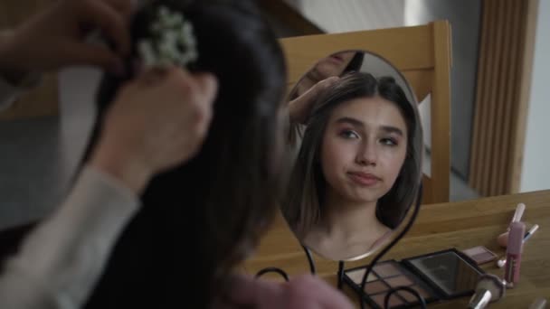 Cermin Refleksi Dari Wanita Kaukasia Melakukan Gaya Rambut Untuk Putrinya — Stok Video