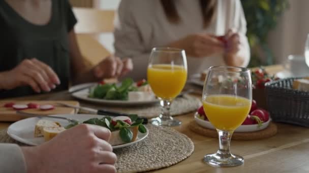 Família Caucasiana Três Compartilhando Comida Pequeno Almoço Juntos Tiro Com — Vídeo de Stock