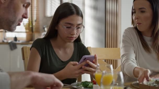 Adolescente Usando Telefone Celular Durante Café Manhã Mesa Tiro Com — Vídeo de Stock