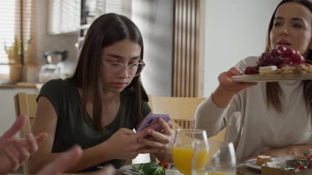 Uzależniona Nastolatka Korzystająca Telefonu Komórkowego Podczas Śniadania Przy Stole Nakręcony — Wideo stockowe