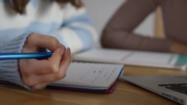 Beyaz bir annenin genç kızına ev ödevinde yardım edişinin ayrıntıları. 8K 'da kırmızı helyum kamerayla çekildi..  