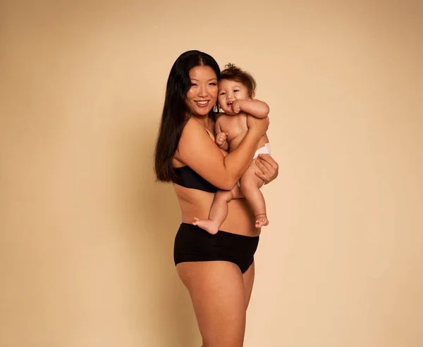 Retrato Mulher Asiática Alegre Roupa Interior Carregando Uma Criança Bonito — Fotografia de Stock