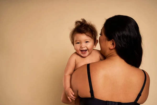 亚洲女人抱着她快乐的幼儿男孩的倒影 — 图库照片