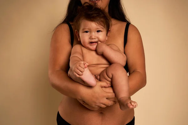 수없는 어머니가 다니는 아시아인 아기의 — 스톡 사진