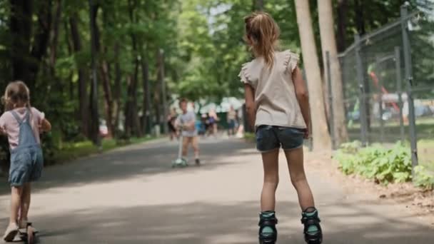 Groupe Enfants Patinant Parc Dans Journée Été Tourné Avec Caméra — Video