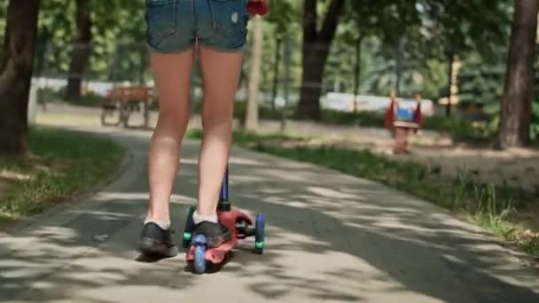 Parkta Scooter Yaslanan Bir Kızın Arka Görüntüsü Kırmızı Helyum Kamerayla — Stok video