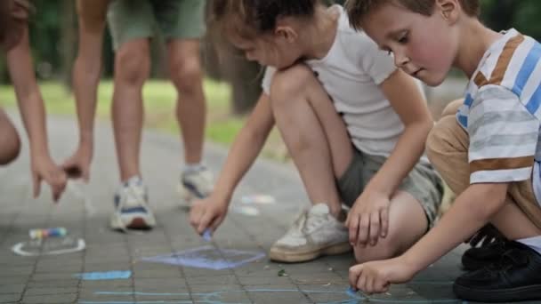 Група Дітей Розмальовують Крейдою Літній День Знімок Гелієвою Камерою Red — стокове відео