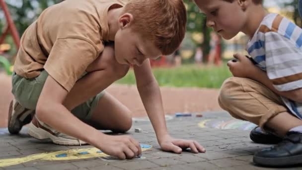 Grupp Kaukasiska Barn Färg Med Krita Sommaren Dag Parken Skjuten — Stockvideo