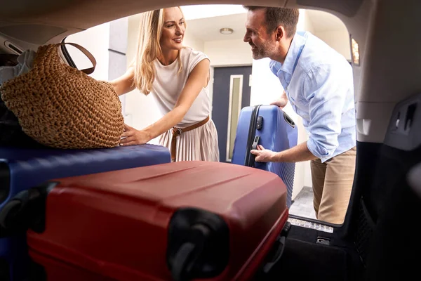 Caucasian Marriage Couple Packing Luggage Car Trunk Holiday — Stock Photo, Image