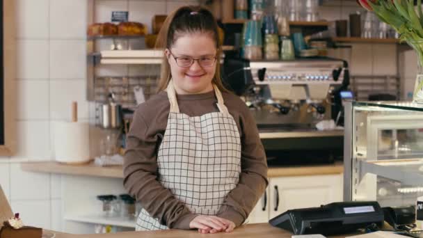 カフェの労働者としてダウン症の女の子の肖像画 8Kでレッドヘリウムカメラで撮影 — ストック動画