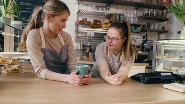 Syndroom Meisje Haar Vrouwelijke Werkmaat Chatten Tijdens Een Korte Pauze — Stockvideo