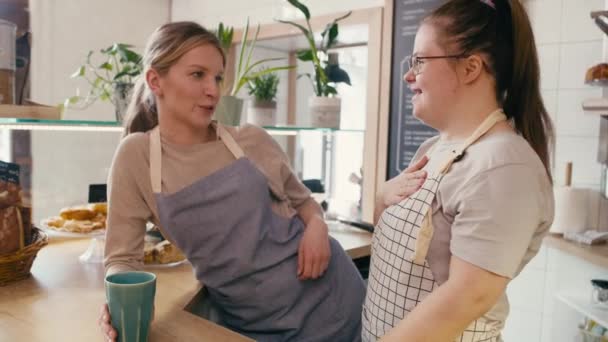 Děvče Downova Syndromu Klábosí Svým Spolupracovníkem Kavárně Snímek Red Heliovou — Stock video