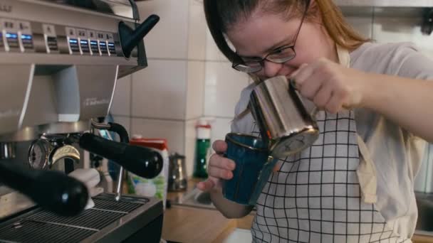 Κορίτσι Σύνδρομο Ντάουν Φτιάχνει Καφέ Εργάτης Στην Καφετέρια Πυροβολήθηκε Κόκκινη — Αρχείο Βίντεο